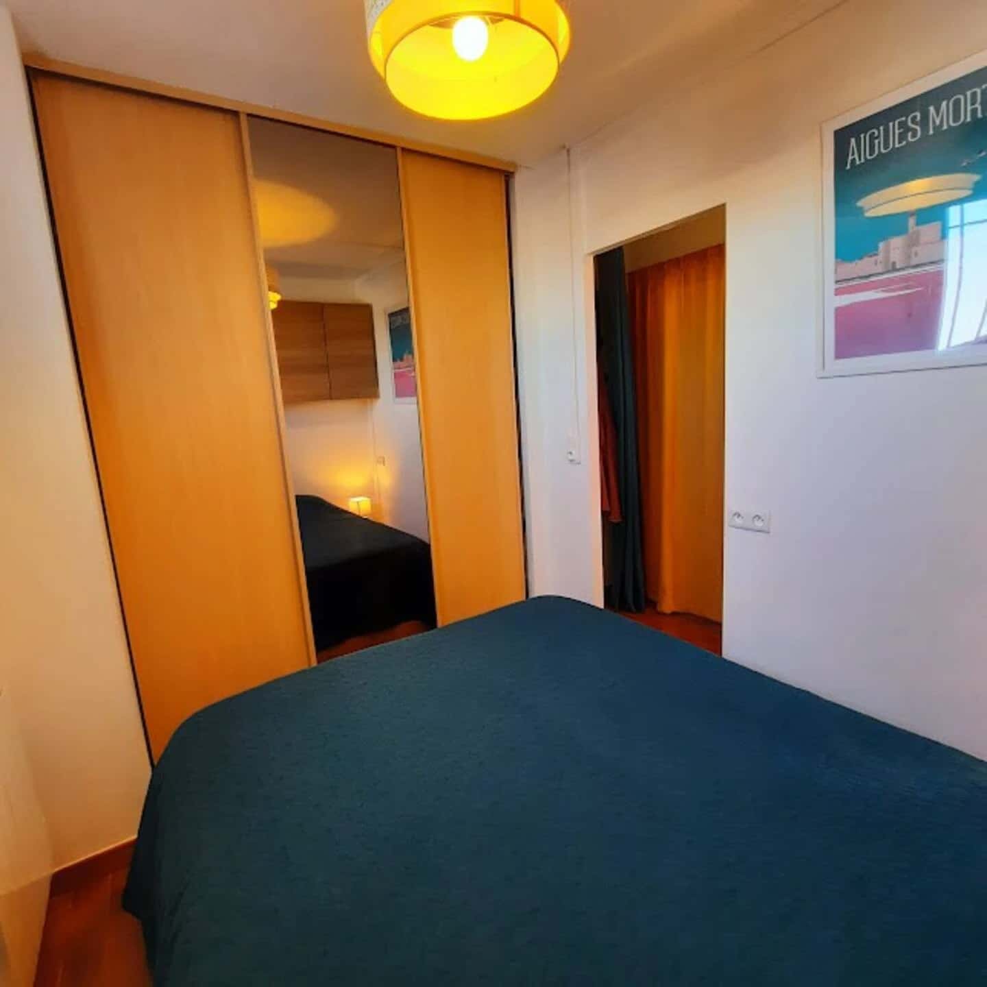 Lit double dans la chambre