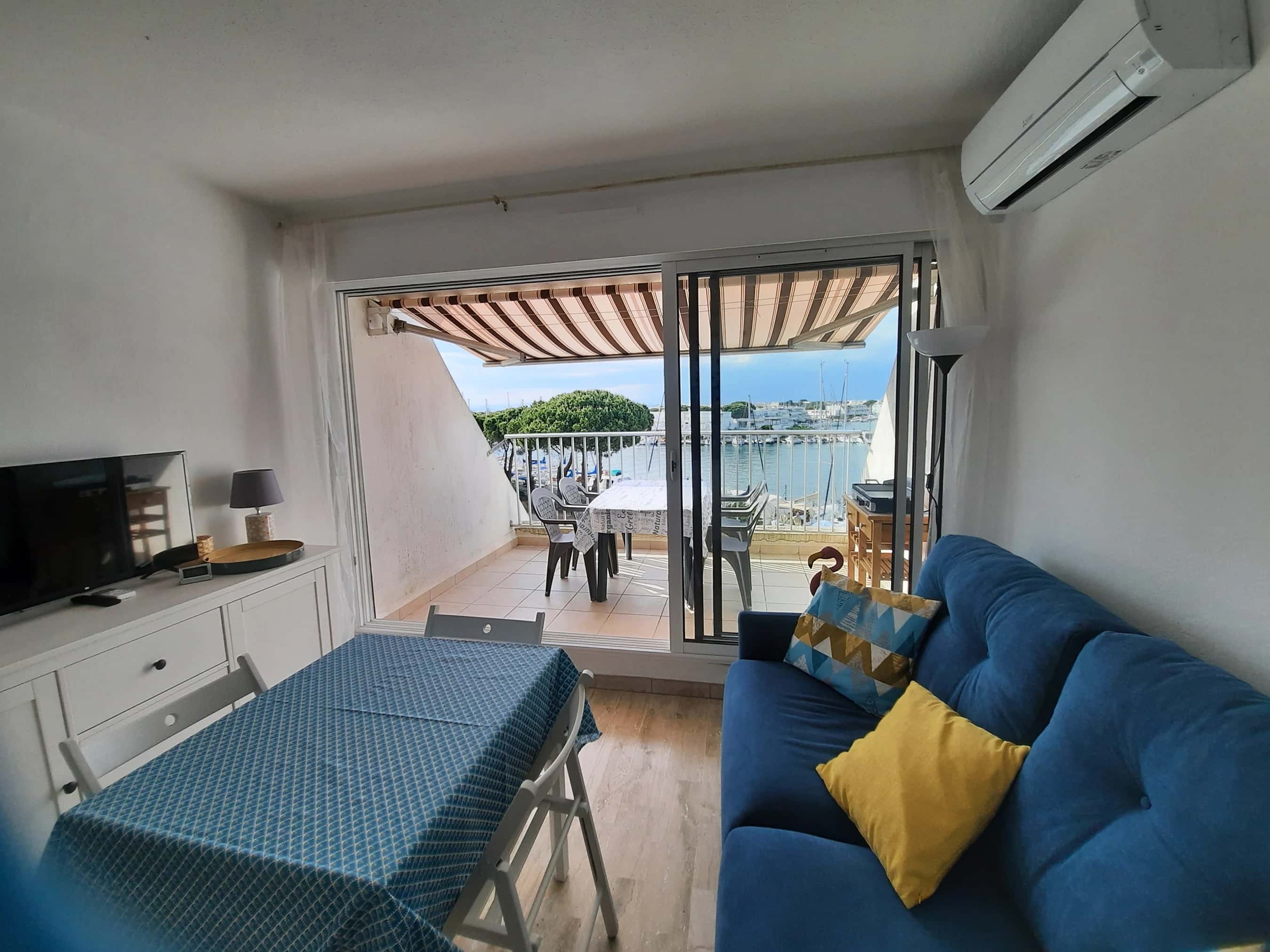 Vue du séjour vers la terrasse